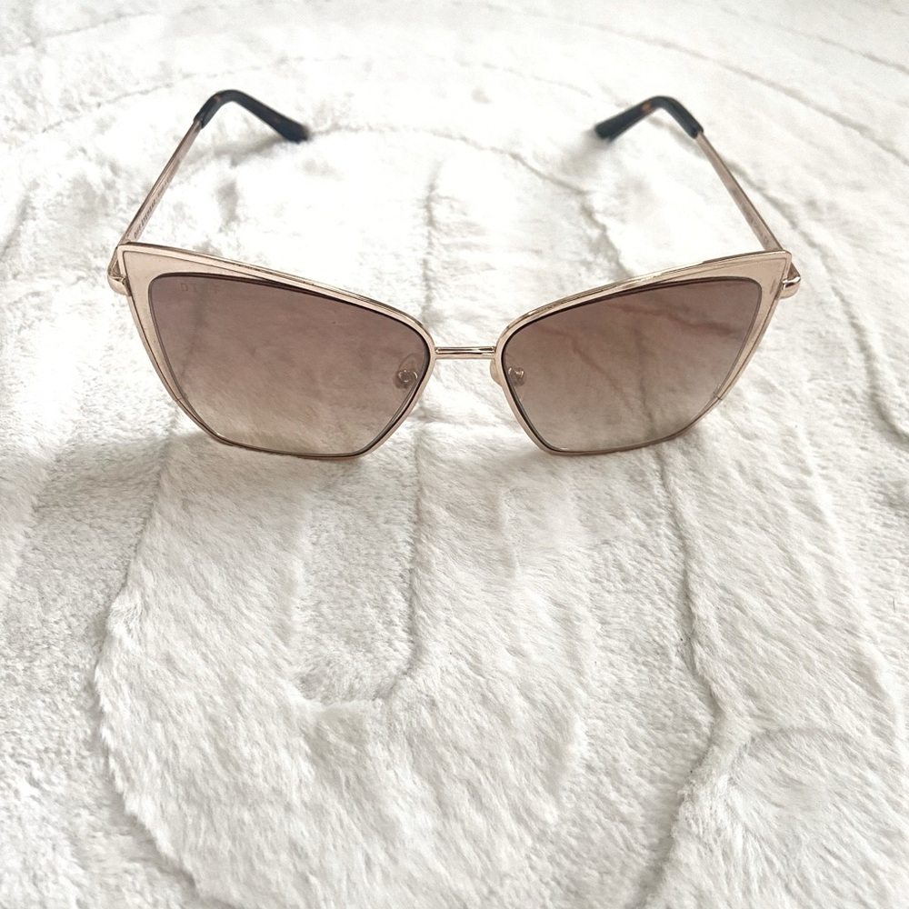 DIFF | Stylish Women's Cat-Eye Sunglasses in Gold
